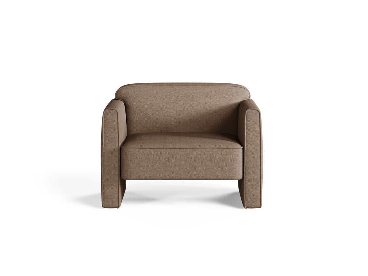 Beige Armsessel Abby von Micadoni mit strukturiertem Heritage-Stoffbezug, schwarzen Kunststoffbeinen und runder, kompakter Formgebung.