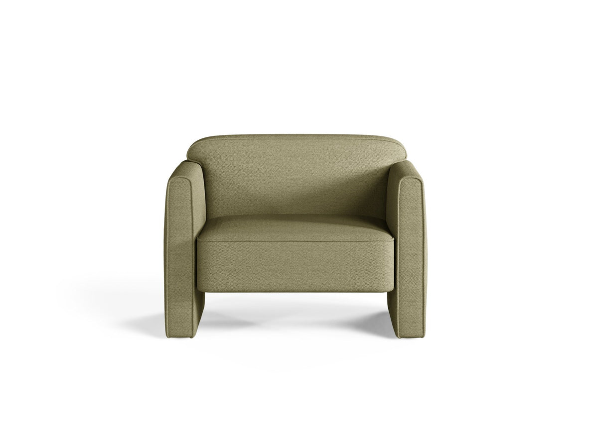 Beige Armsessel Abby von Micadoni mit strukturiertem Heritage-Stoffbezug, schwarzen Kunststoffbeinen und runder, kompakter Formgebung.