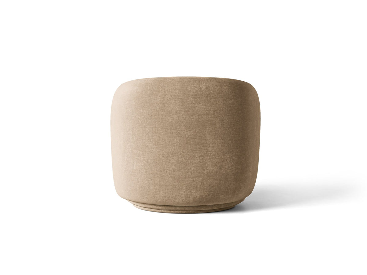 Drehbarer Sessel Jonas von Micadoni in leichtem Beige mit Veloursbezug, gepolsterten Kunststoff-Beinen und runder Sitzfläche.