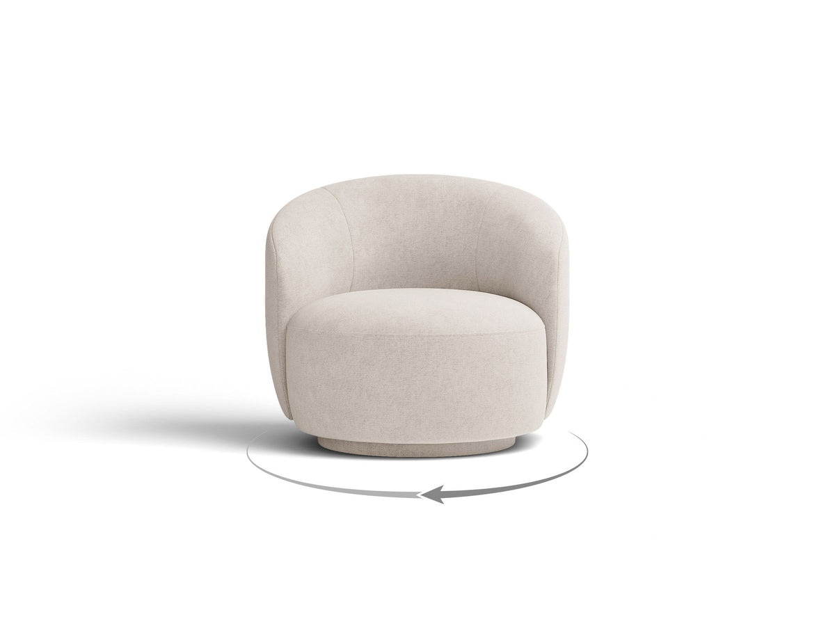 Drehbarer Sessel Letizia in leichtem Beige mit Chenille-Stoffbezug, gepolsterter Sitzfläche und niedrigen, stoffbezogenen Beinen.