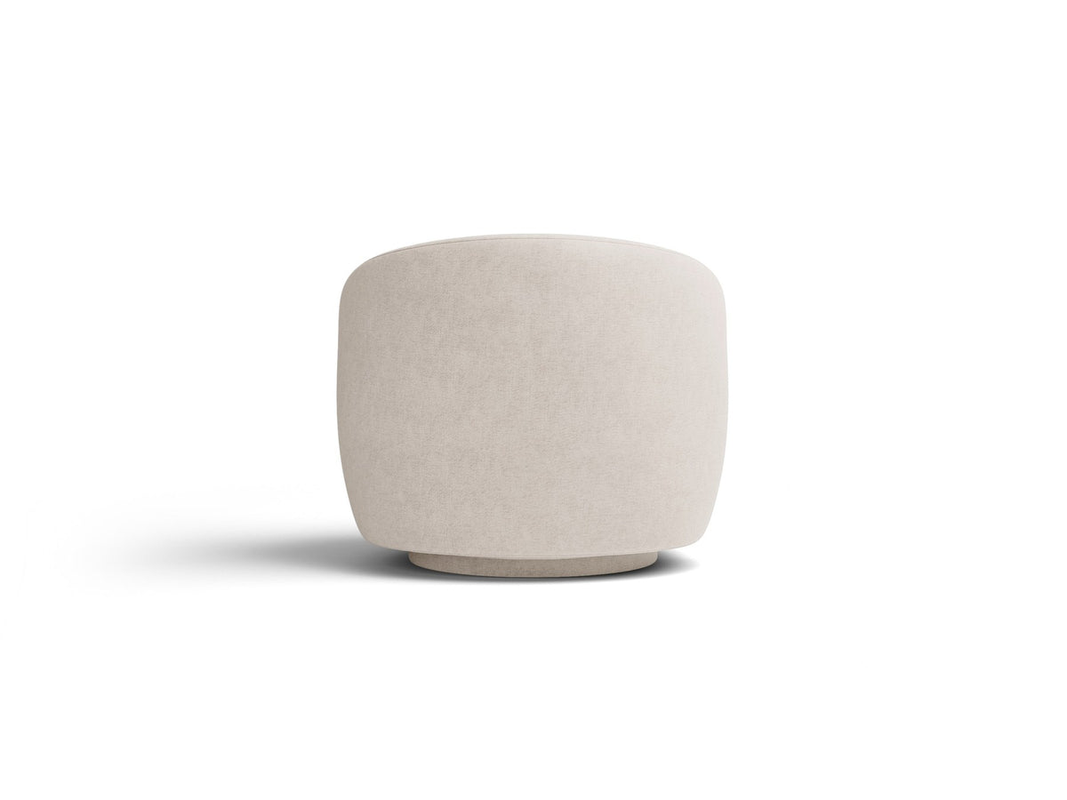Drehbarer Sessel Letizia in leichtem Beige mit Chenille-Stoffbezug, gepolsterter Sitzfläche und niedrigen, stoffbezogenen Beinen.