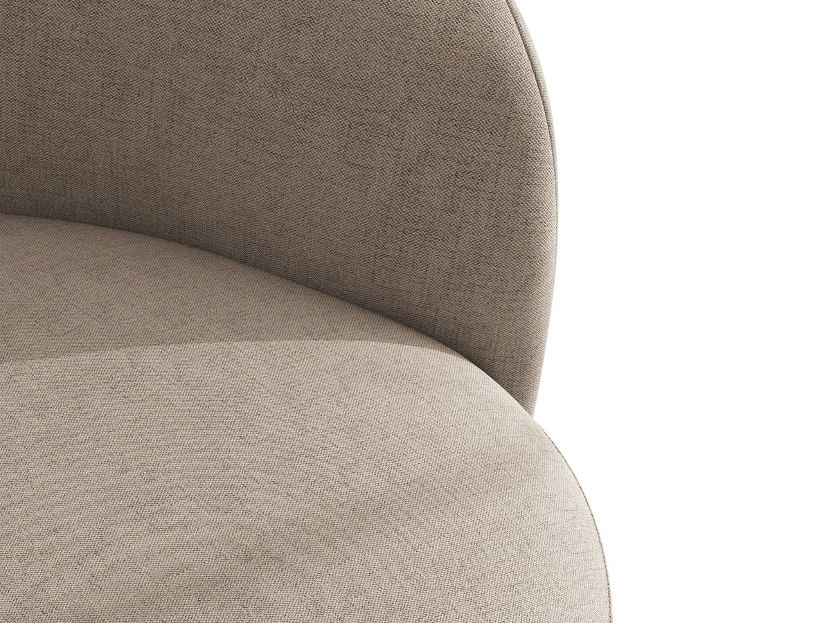 Drehbarer Sessel Letizia in leichtem Beige mit Chenille-Stoffbezug, gepolsterter Sitzfläche und niedrigen, stoffbezogenen Beinen.