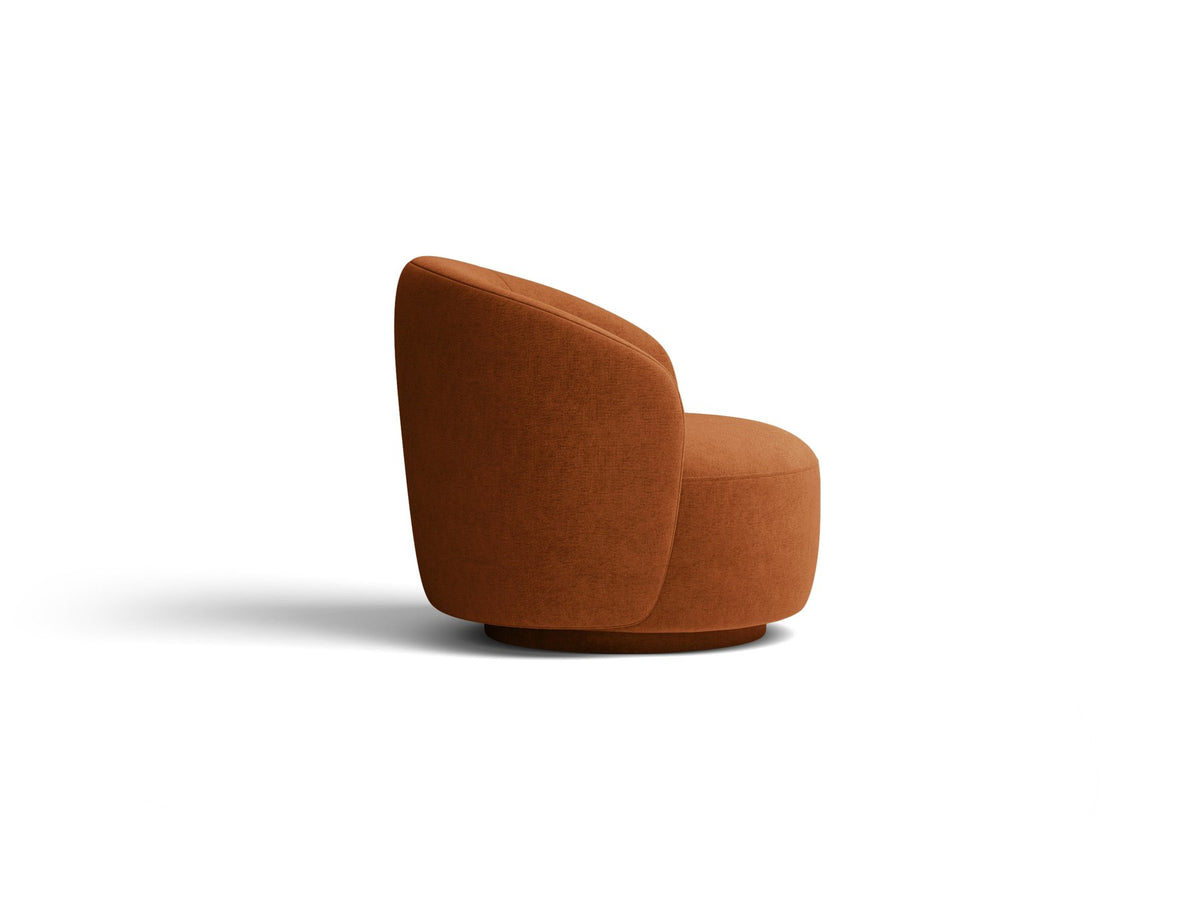 Drehbarer Sessel Letizia in leichtem Beige mit Chenille-Stoffbezug, gepolsterter Sitzfläche und niedrigen, stoffbezogenen Beinen.