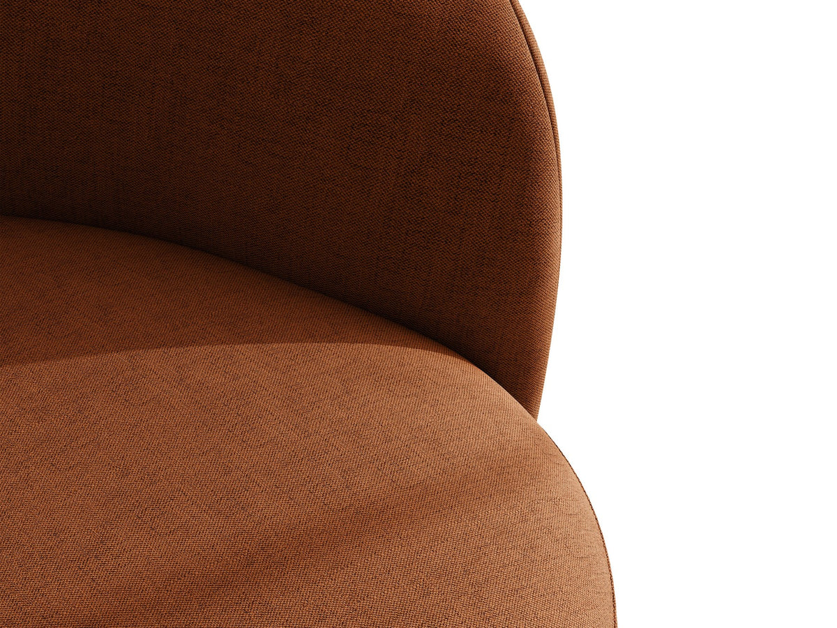 Drehbarer Sessel Letizia in leichtem Beige mit Chenille-Stoffbezug, gepolsterter Sitzfläche und niedrigen, stoffbezogenen Beinen.
