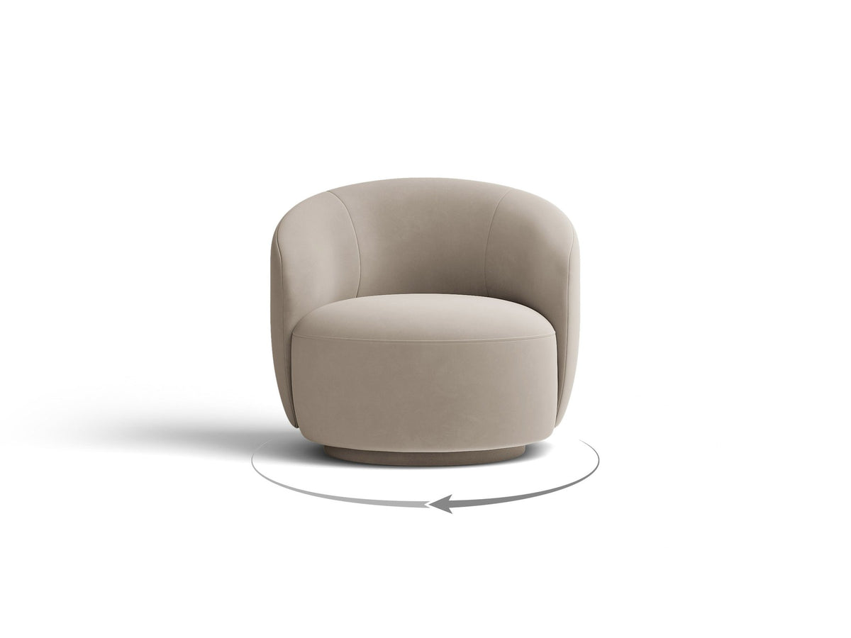 Drehbarer Sessel Letizia in leichtem Beige mit Chenille-Stoffbezug, gepolsterter Sitzfläche und niedrigen, stoffbezogenen Beinen.