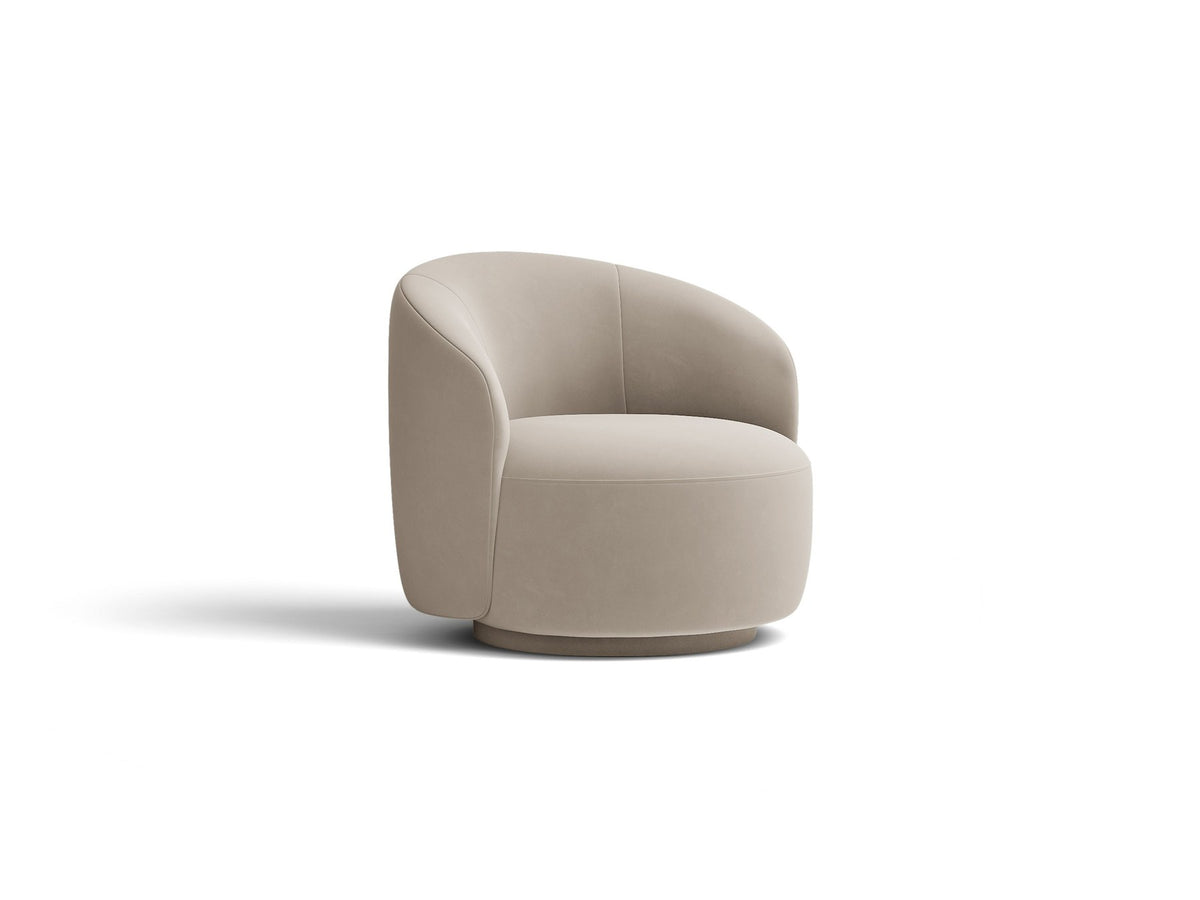 Drehbarer Sessel Letizia in leichtem Beige mit Chenille-Stoffbezug, gepolsterter Sitzfläche und niedrigen, stoffbezogenen Beinen.