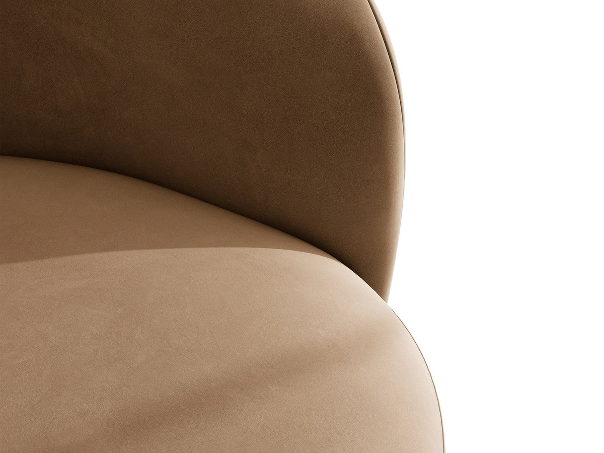 Drehbarer Sessel Letizia in leichtem Beige mit Chenille-Stoffbezug, gepolsterter Sitzfläche und niedrigen, stoffbezogenen Beinen.