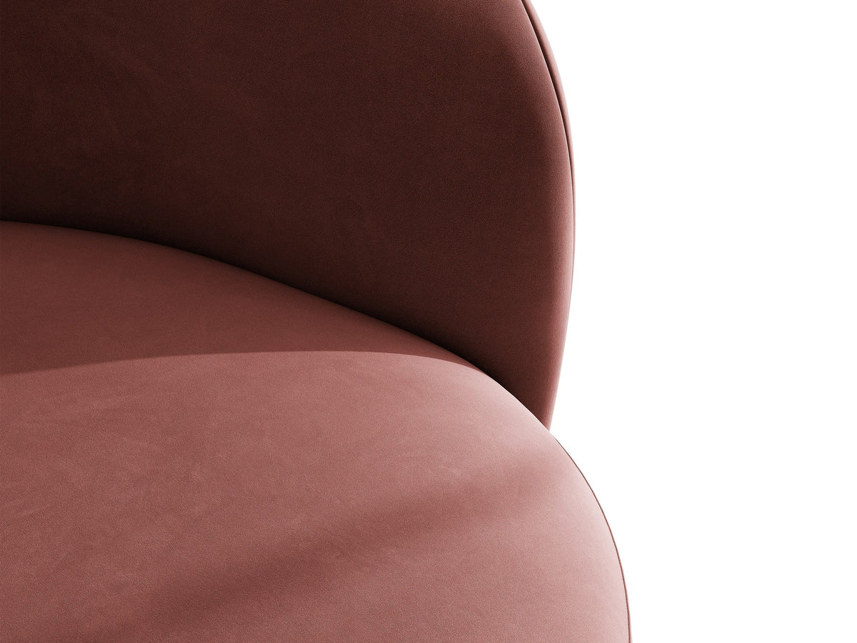 Drehbarer Sessel Letizia in leichtem Beige mit Chenille-Stoffbezug, gepolsterter Sitzfläche und niedrigen, stoffbezogenen Beinen.
