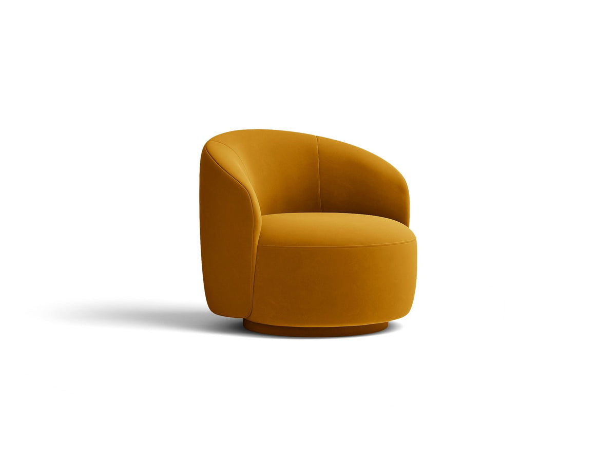 Drehbarer Sessel Letizia in leichtem Beige mit Chenille-Stoffbezug, gepolsterter Sitzfläche und niedrigen, stoffbezogenen Beinen.