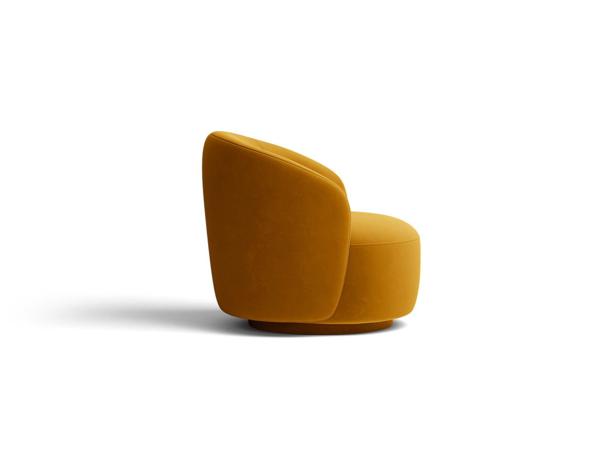 Drehbarer Sessel Letizia in leichtem Beige mit Chenille-Stoffbezug, gepolsterter Sitzfläche und niedrigen, stoffbezogenen Beinen.