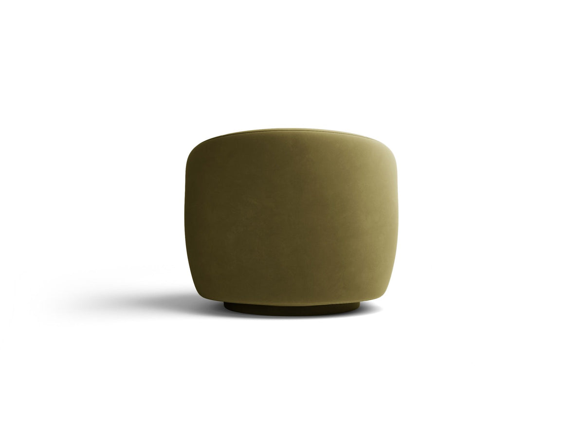 Drehbarer Sessel Letizia in leichtem Beige mit Chenille-Stoffbezug, gepolsterter Sitzfläche und niedrigen, stoffbezogenen Beinen.