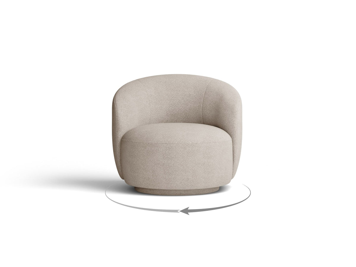 Drehbarer Sessel Letizia in leichtem Beige mit Chenille-Stoffbezug, gepolsterter Sitzfläche und niedrigen, stoffbezogenen Beinen.