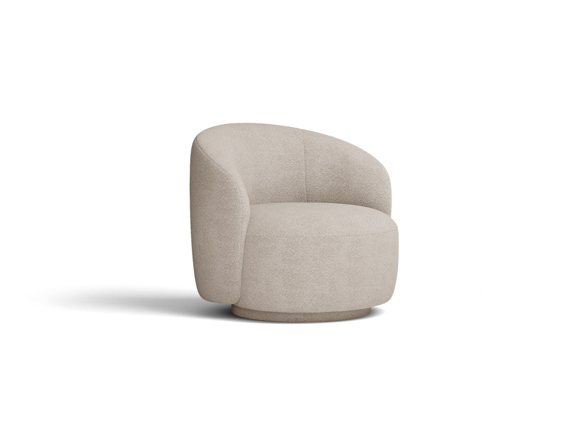 Drehbarer Sessel Letizia in leichtem Beige mit Chenille-Stoffbezug, gepolsterter Sitzfläche und niedrigen, stoffbezogenen Beinen.
