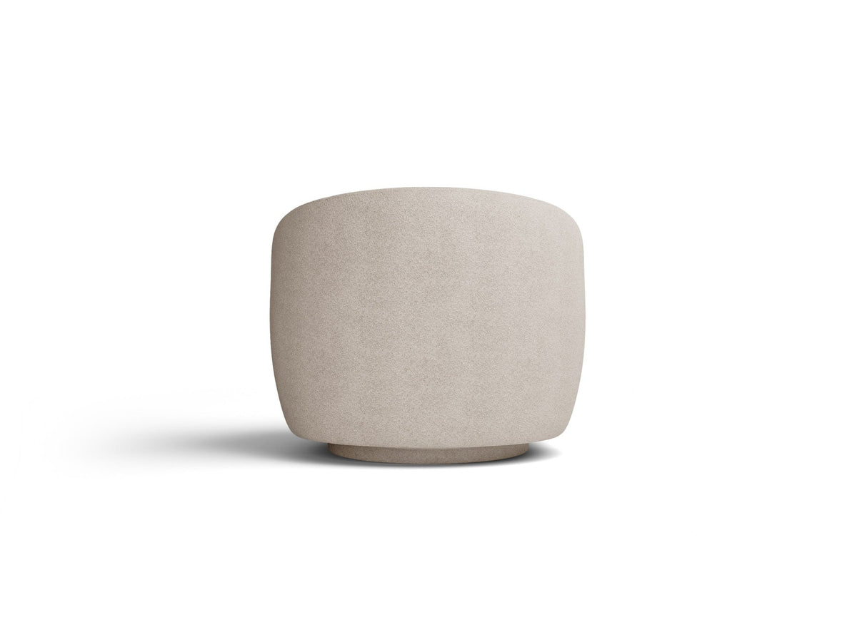Drehbarer Sessel Letizia in leichtem Beige mit Chenille-Stoffbezug, gepolsterter Sitzfläche und niedrigen, stoffbezogenen Beinen.