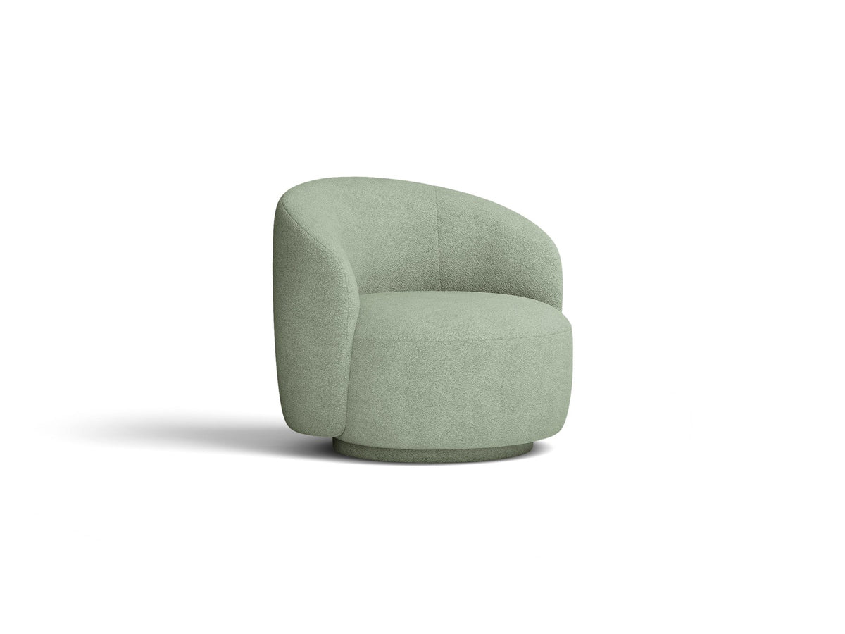 Drehbarer Sessel Letizia in leichtem Beige mit Chenille-Stoffbezug, gepolsterter Sitzfläche und niedrigen, stoffbezogenen Beinen.