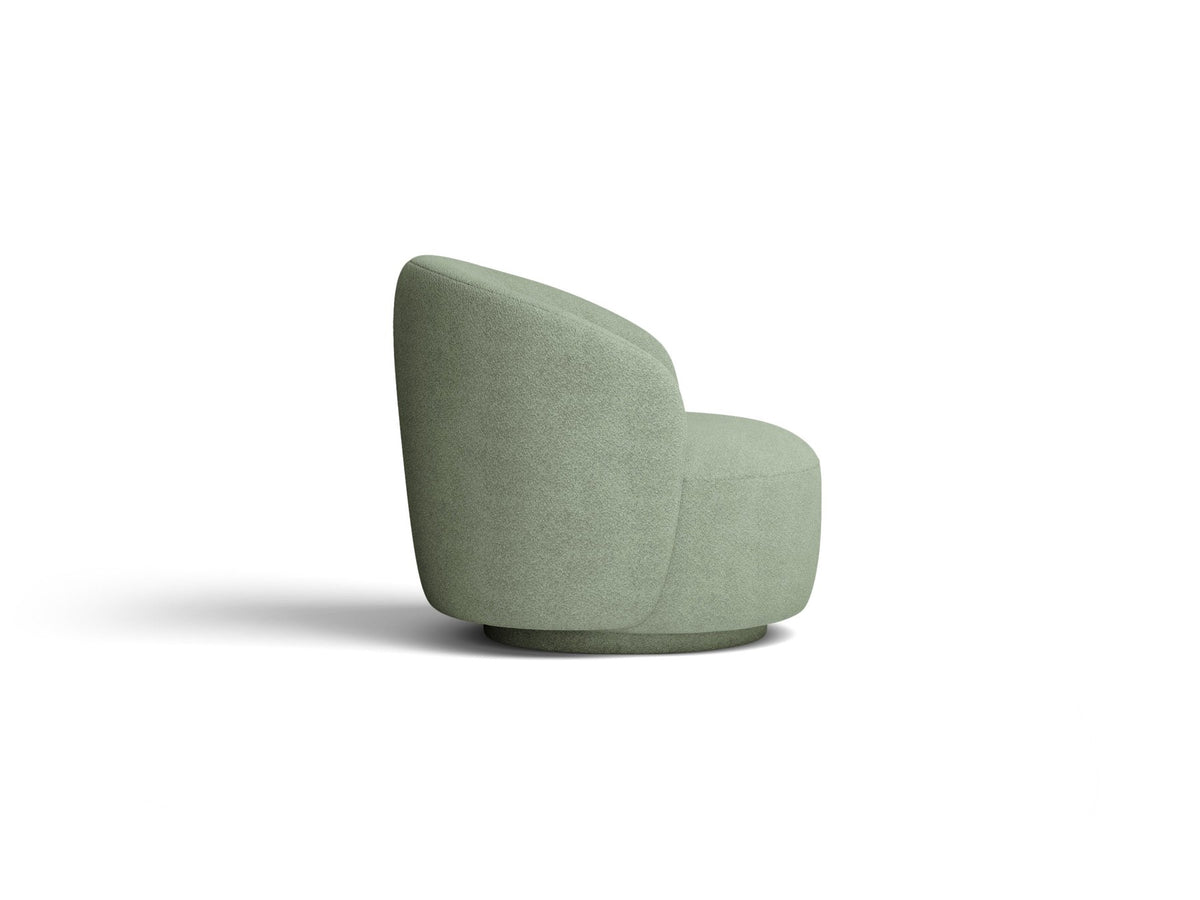 Drehbarer Sessel Letizia in leichtem Beige mit Chenille-Stoffbezug, gepolsterter Sitzfläche und niedrigen, stoffbezogenen Beinen.