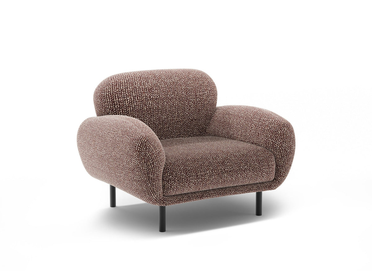 Weisser Poppy Armsessel von Micadoni mit Bouclé-Stoff, abgerundeter Form und schwarzen Metallbeinen, freigestellt fotografiert.