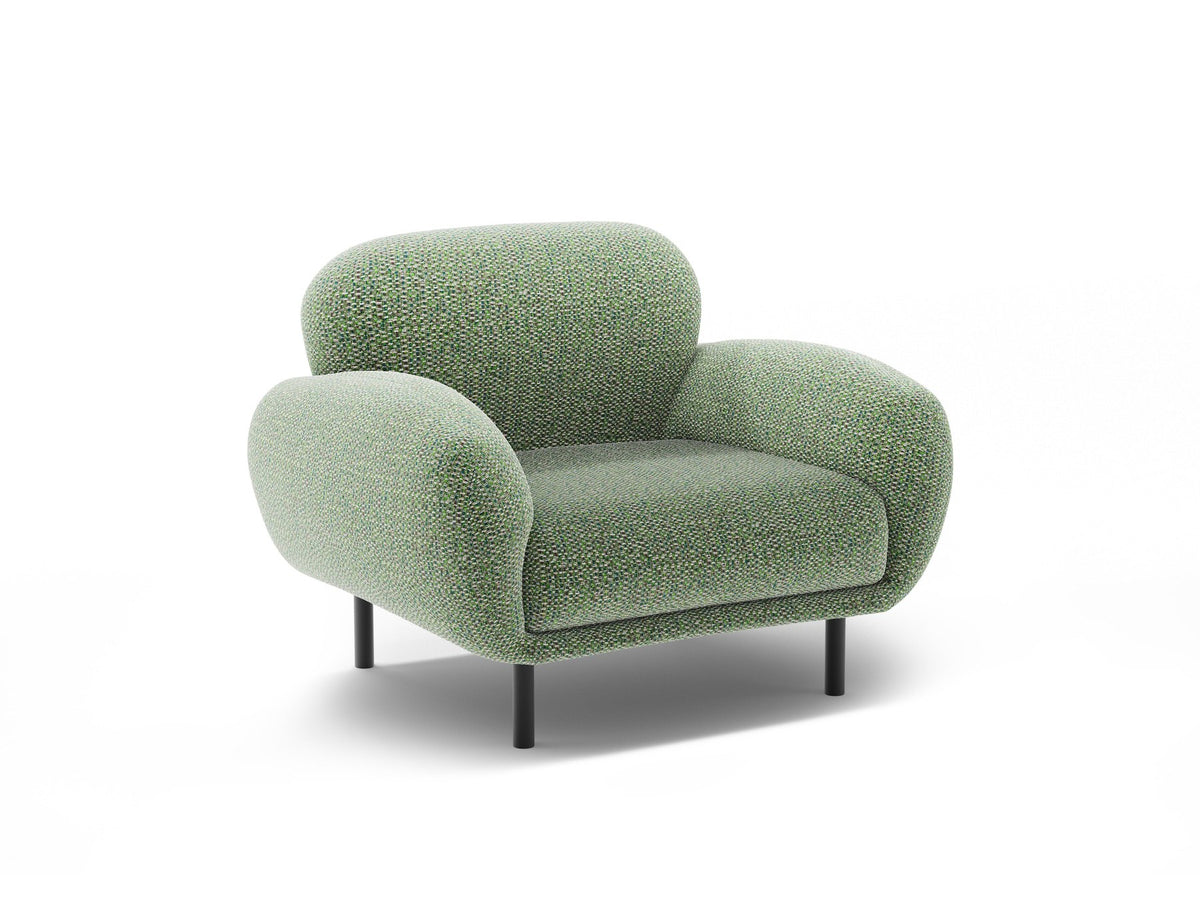 Weisser Poppy Armsessel von Micadoni mit Bouclé-Stoff, abgerundeter Form und schwarzen Metallbeinen, freigestellt fotografiert.