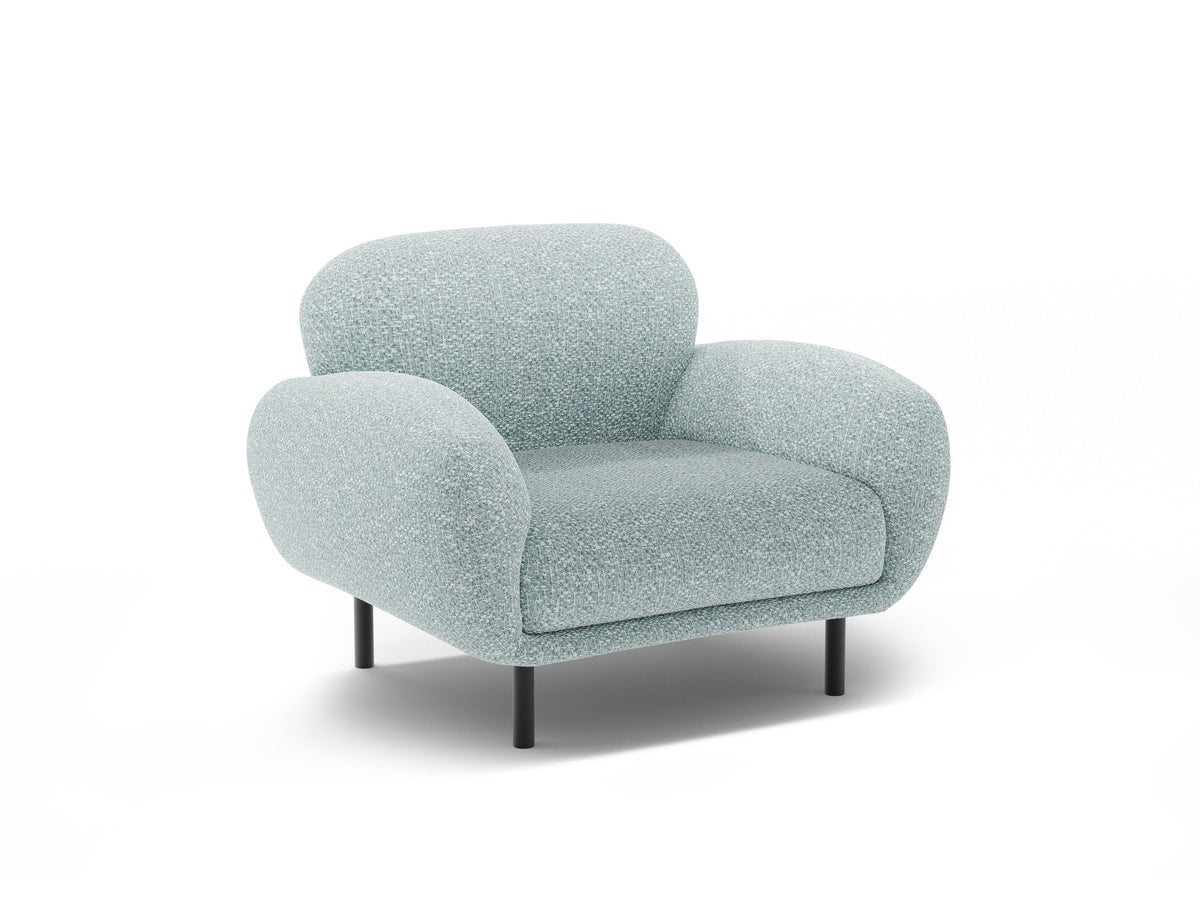 Weisser Poppy Armsessel von Micadoni mit Bouclé-Stoff, abgerundeter Form und schwarzen Metallbeinen, freigestellt fotografiert.