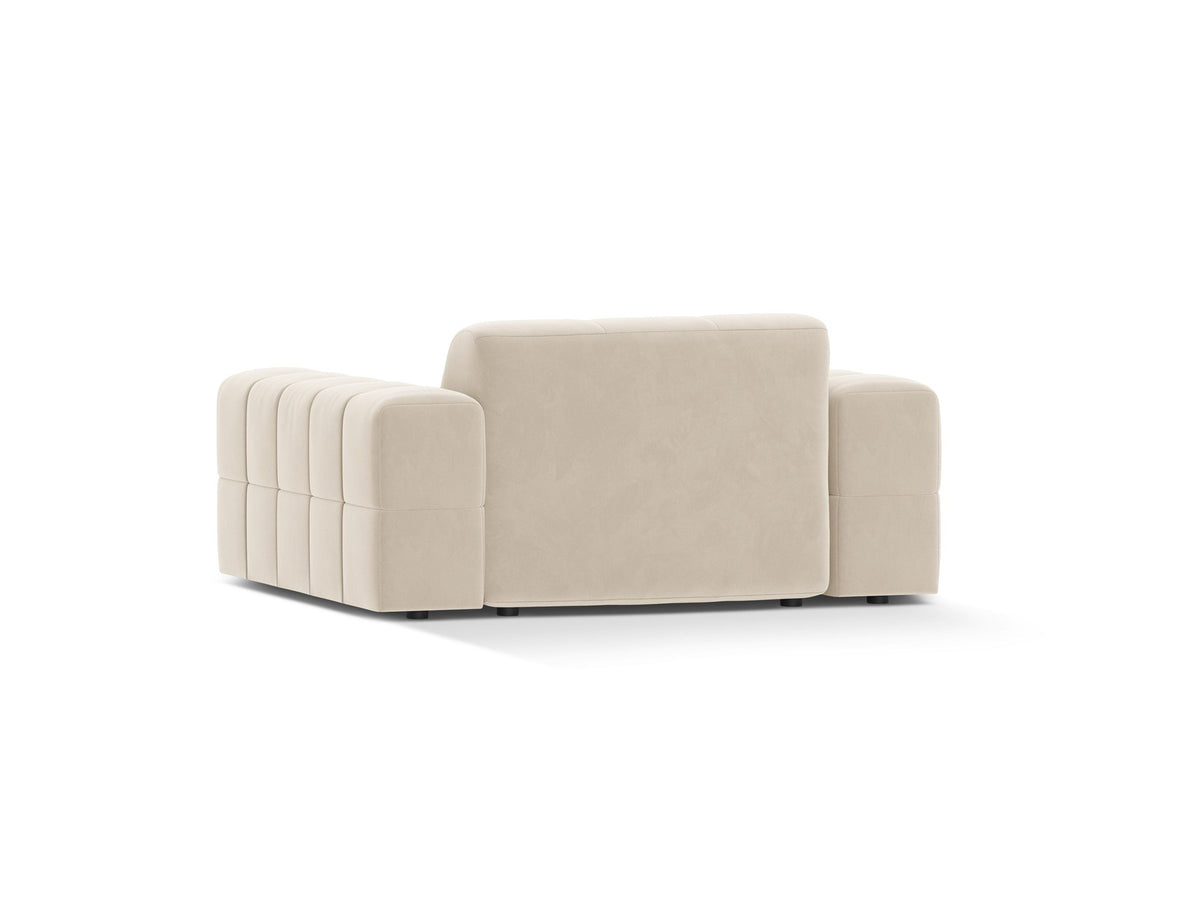 Jennifer Armsessel von Micadoni in leichtem Beige mit Bluvel-Stoffbezug, schwarzen Kunststoffbeinen und gepolsterter Rückenlehne.