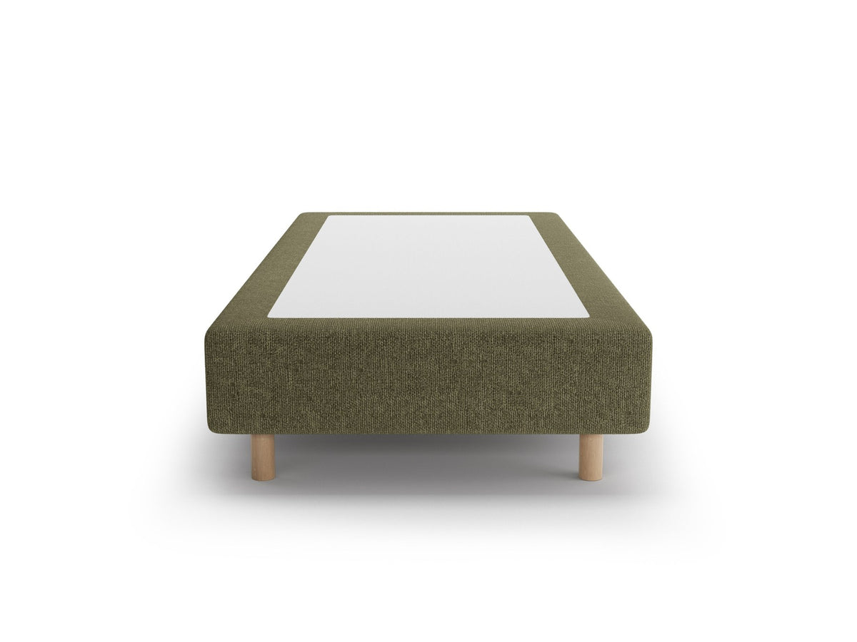 Bettgestell Whale von Micadoni in leichtem Beige mit Chenille-Bezug und Buchenholzbeinen, minimalistische Form ohne Kopfteil, Ansicht von schräg vorne.