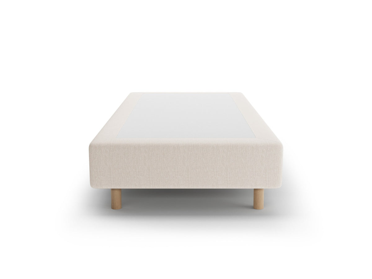 Bettgestell Whale von Micadoni in leichtem Beige mit Chenille-Bezug und Buchenholzbeinen, minimalistische Form ohne Kopfteil, Ansicht von schräg vorne.
