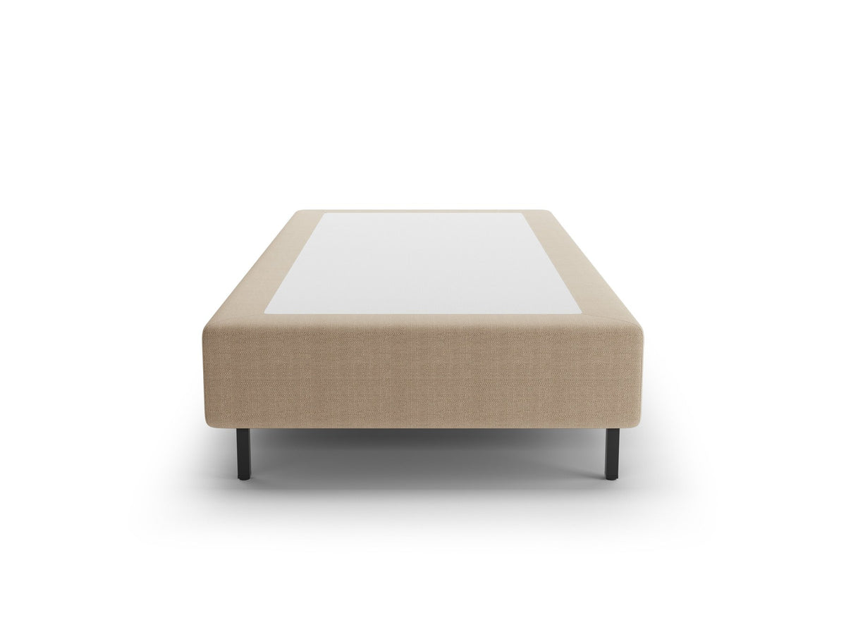 Whale Bettgestell von Micadoni in leichtem Beige mit Chenille-Bezug Eden, schwarzen Metallbeinen und schlichter, rechteckiger Form ohne Kopfteil.