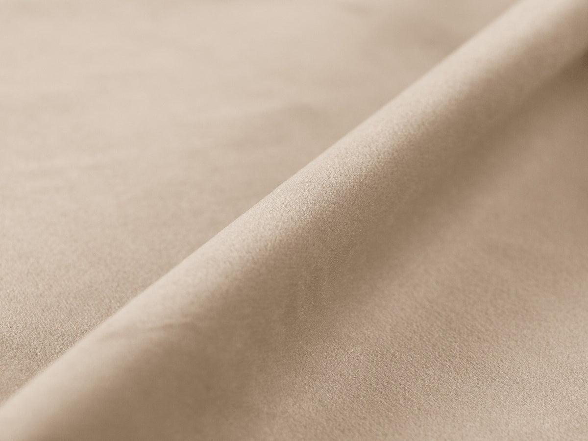 Bettgestell Whale von Micadoni in leichtem Beige mit Chenille-Bezug und Buchenholzbeinen, minimalistische Form ohne Kopfteil, Ansicht von schräg vorne.