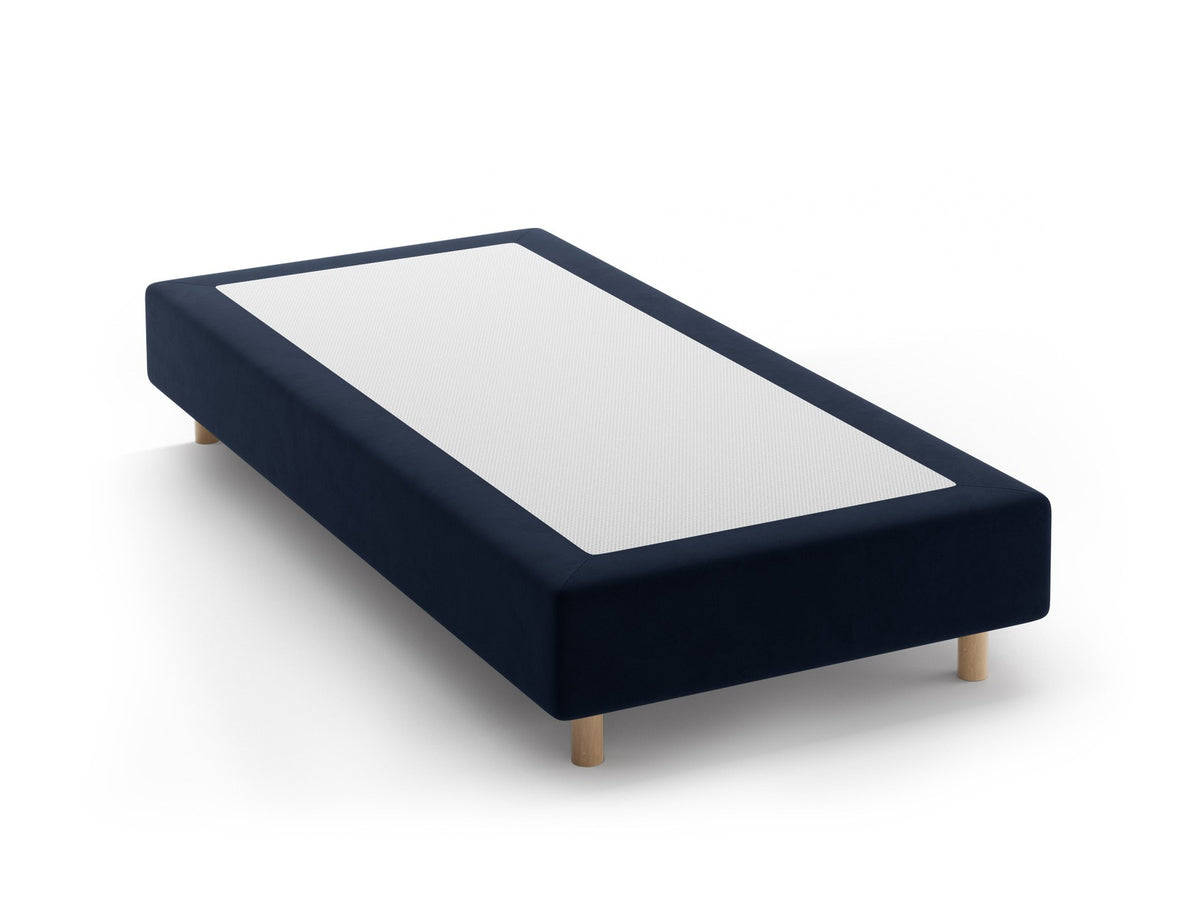 Bettgestell Whale von Micadoni in leichtem Beige mit Chenille-Bezug und Buchenholzbeinen, minimalistische Form ohne Kopfteil, Ansicht von schräg vorne.