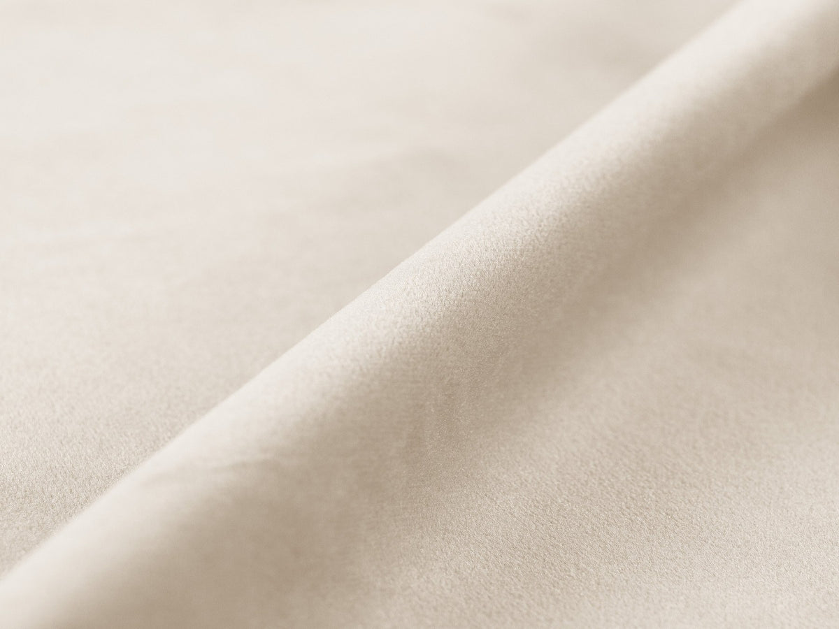 Whale Bettgestell von Micadoni in leichtem Beige mit Chenille-Bezug Eden, schwarzen Metallbeinen und schlichter, rechteckiger Form ohne Kopfteil.
