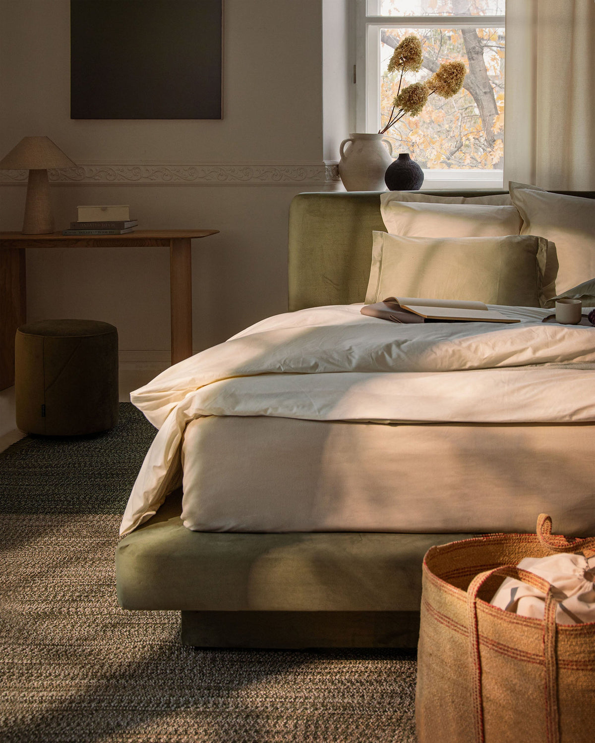 Linea Bett mit Kopfteil 140 x 200 cm von Micadoni: gepolstertes Kopfteil aus Samtstoff, Gestell aus Möbelplatte und Holz, schwarze Kunststoffbeine.
