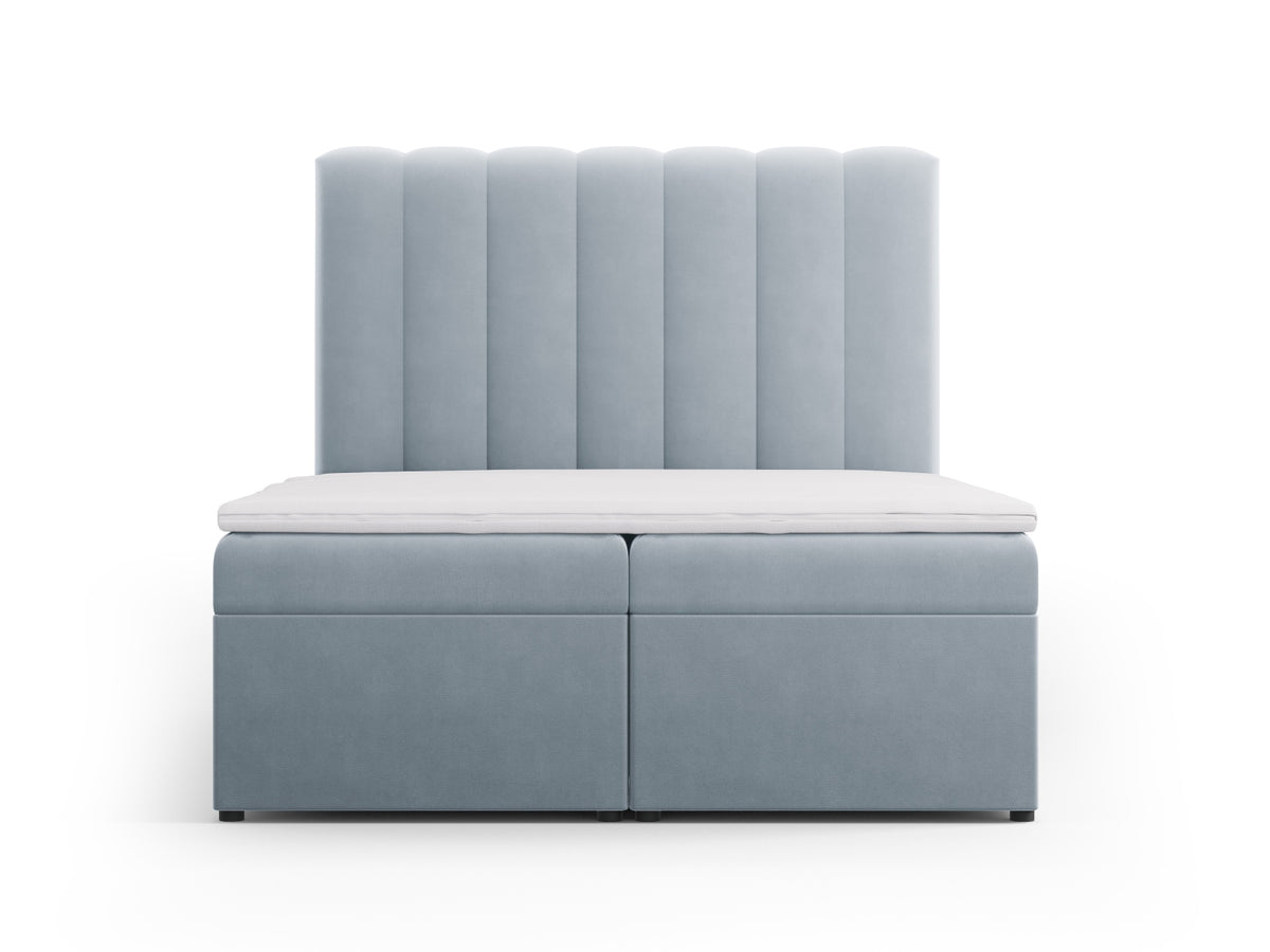 Kelp Boxspringbett Set 140cm: Headboard + Box Springs/Matratze + Matratze Topper in Light Blue-Bluvel präsentiert im Onlineshop von KAQTU Design AG. Bett ist von Micadoni