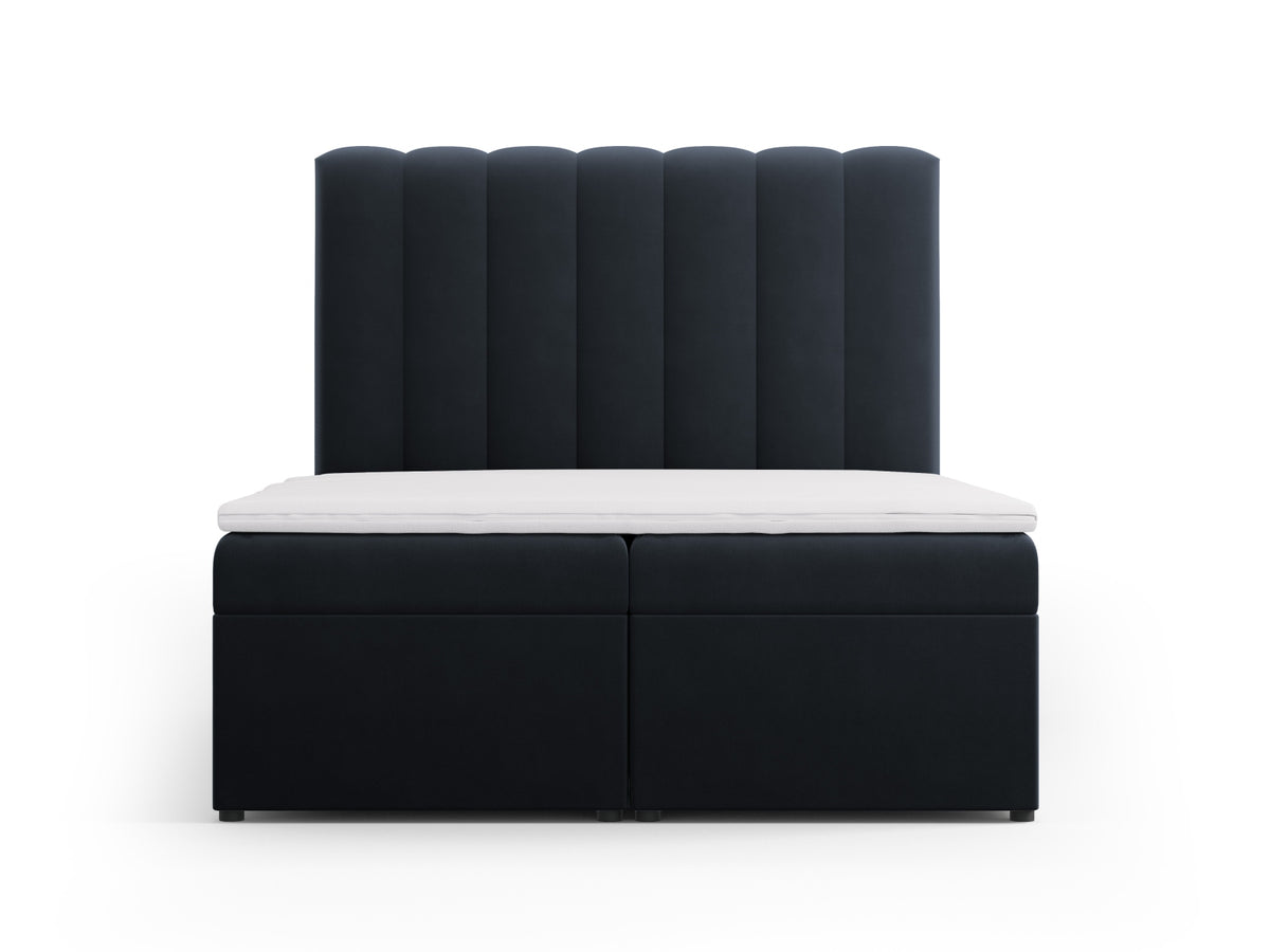Kelp Boxspringbett Set 140cm: Headboard + Box Springs/Matratze + Matratze Topper in Dark Blue-Bluvel präsentiert im Onlineshop von KAQTU Design AG. Bett ist von Micadoni