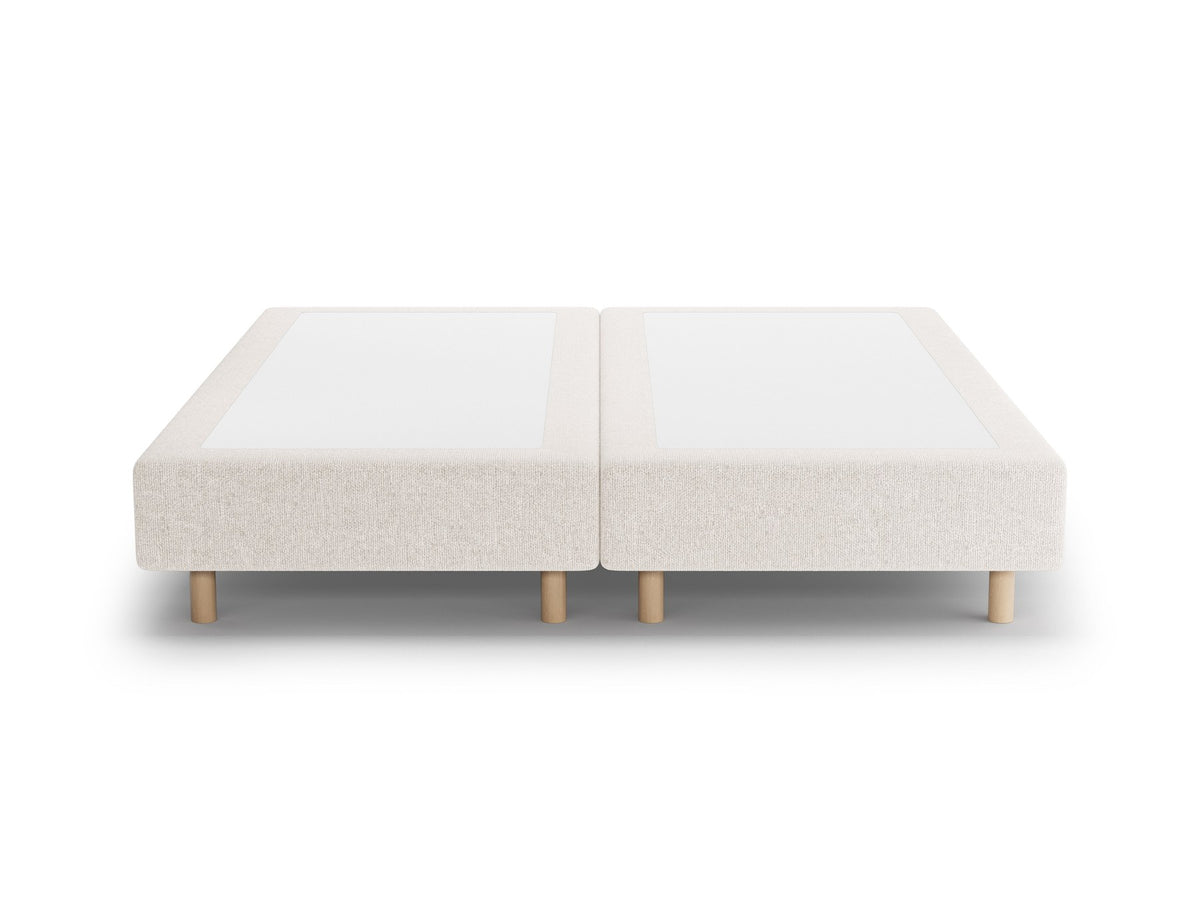 Bettgestell Whale von Micadoni in Leichtes Beige mit Chenille-Bezug Eden 2 Pearl und Beinen aus natürlichem Buchenholz, ohne Kopfteil.