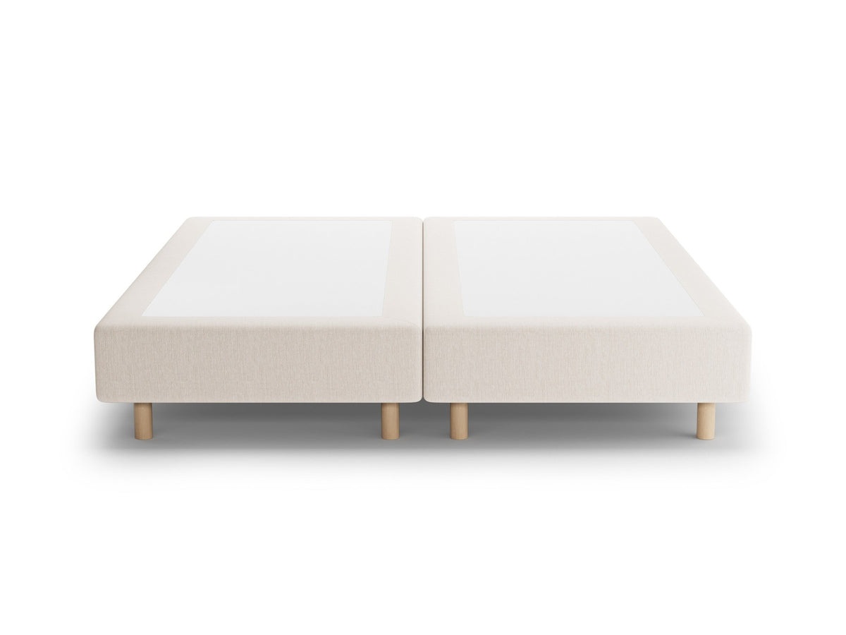 Bettgestell Whale von Micadoni in Leichtes Beige mit Chenille-Bezug Eden 2 Pearl und Beinen aus natürlichem Buchenholz, ohne Kopfteil.