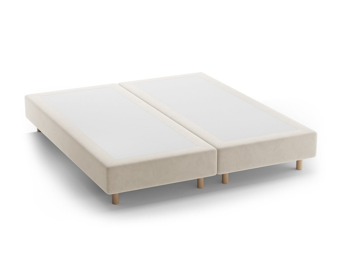 Bettgestell Whale von Micadoni in Leichtes Beige mit Chenille-Bezug Eden 2 Pearl und Beinen aus natürlichem Buchenholz, ohne Kopfteil.