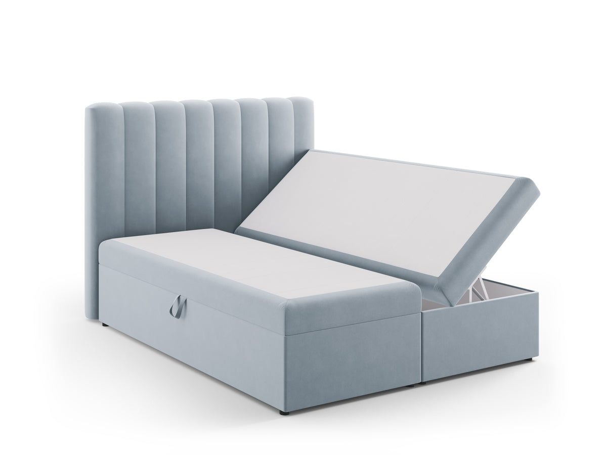 Kelp Boxspringbett Set 160cm: Headboard + Box Springs/Matratze + Matratze Topper in Light Blue-Bluvel präsentiert im Onlineshop von KAQTU Design AG. Bett ist von Micadoni