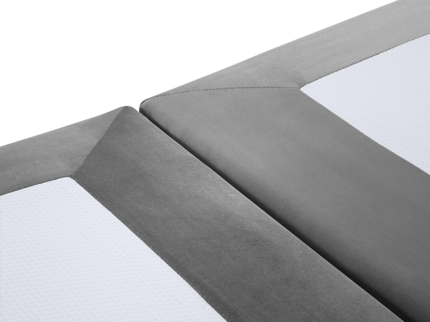 Entdecken Sie den luxuriösen Whale Velour Base Gold von Micadoni – perfekt für stilvolle Interiors und gemütliche Momente. Ein echtes Wohn-Highlight!