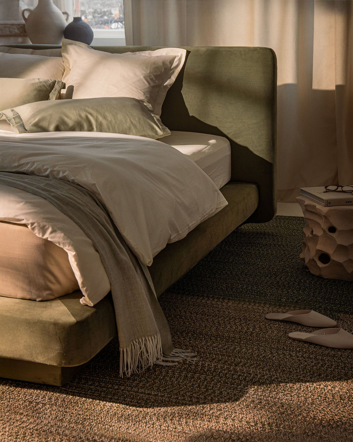 Linea Bett mit Kopfteil von Micadoni, Bezug Magic Velvet in Light Grey, schwarze Kunststoffbeine, gepolstertes Kopfteil, Grösse 200 x 200 cm