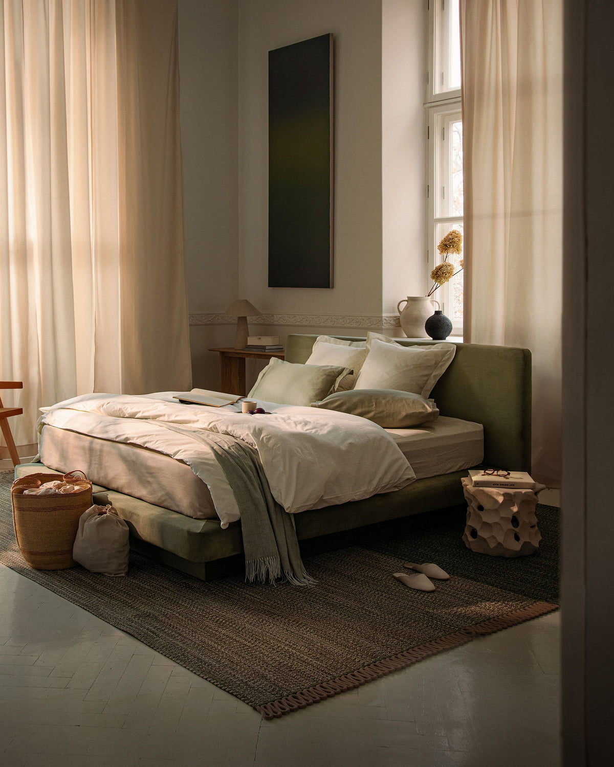Linea Bett mit Kopfteil von Micadoni, Bezug Magic Velvet in Light Grey, schwarze Kunststoffbeine, gepolstertes Kopfteil, Grösse 200 x 200 cm