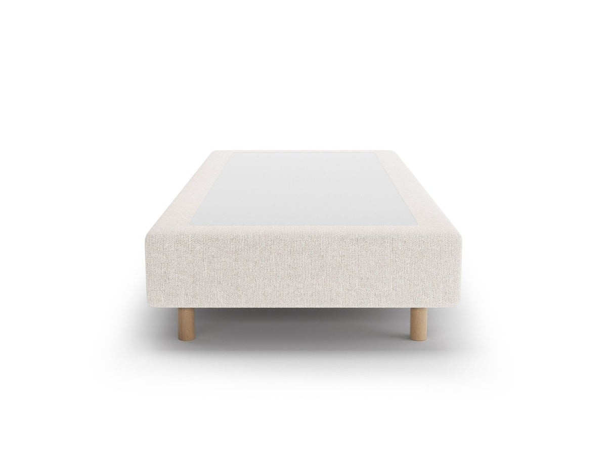 Bettgestell Whale von Micadoni in leichtem Beige, Chenille-Stoff mit 3D-Struktur, Beine aus natürlichem Buchenholz, kopfteillose Form.