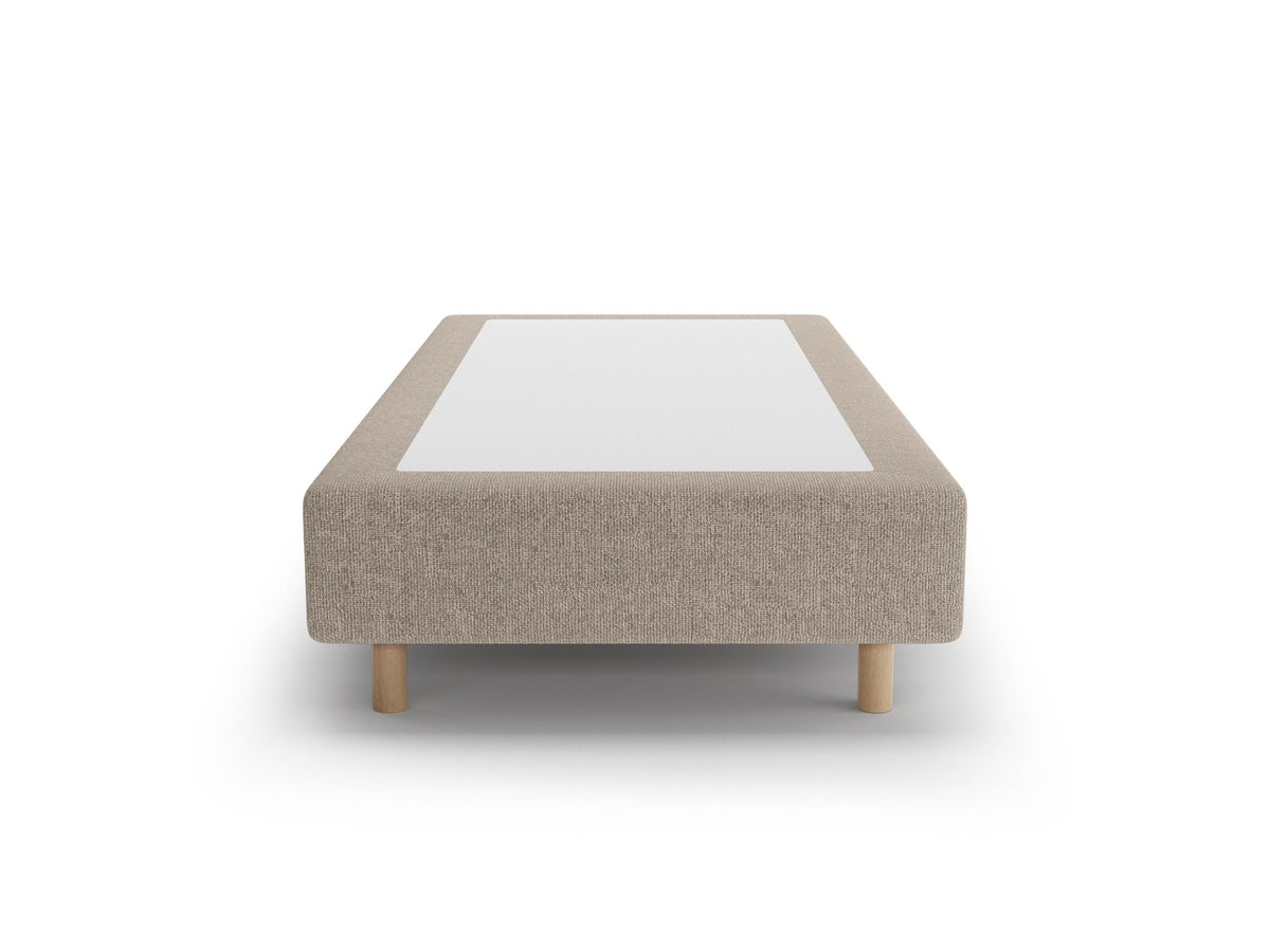 Bettgestell Whale von Micadoni in leichtem Beige, Chenille-Stoff mit 3D-Struktur, Beine aus natürlichem Buchenholz, kopfteillose Form.