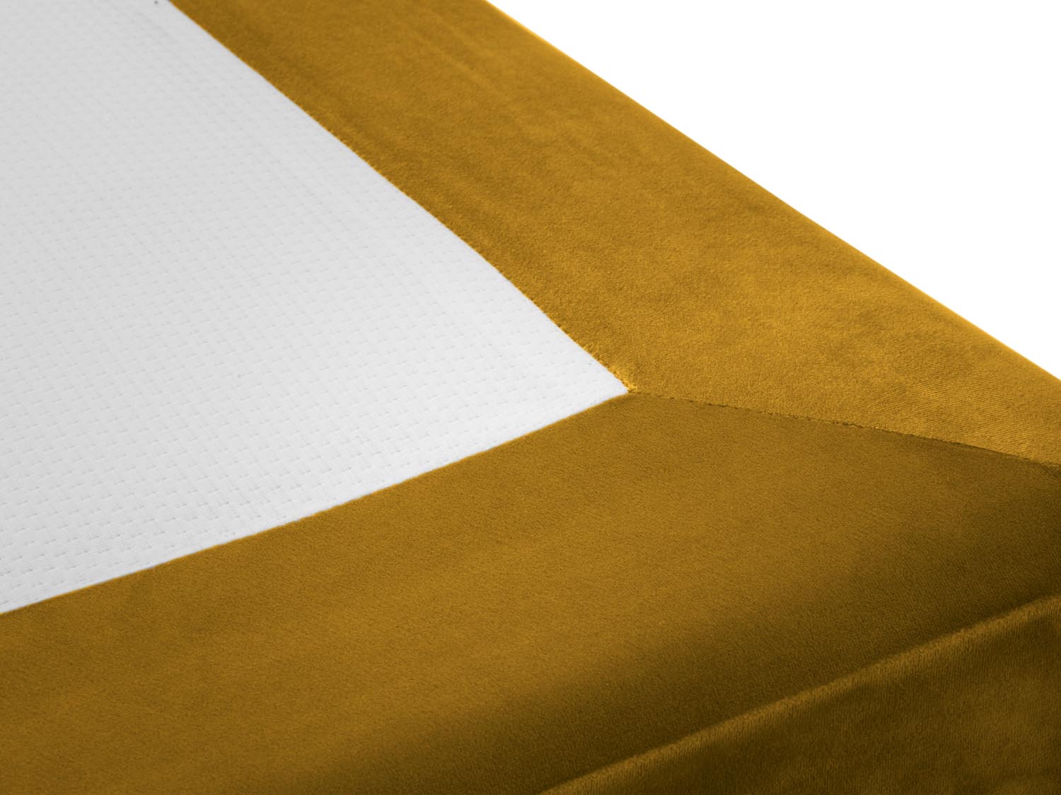 Entdecken Sie den luxuriösen Whale Velour Base Gold von Micadoni – perfekt für stilvolle Interiors und gemütliche Momente. Ein echtes Wohn-Highlight!