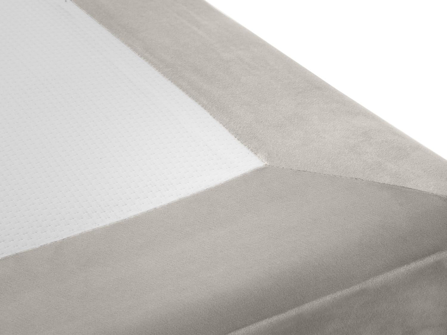 Entdecken Sie den luxuriösen Whale Velour Base Gold von Micadoni – perfekt für stilvolle Interiors und gemütliche Momente. Ein echtes Wohn-Highlight!
