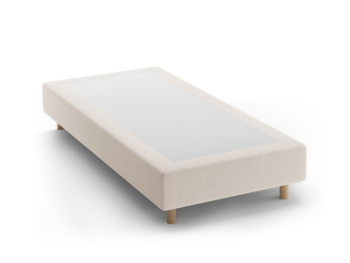 Bettgestell Whale von Micadoni in leichtem Beige, Chenille-Stoff mit 3D-Struktur, Beine aus natürlichem Buchenholz, kopfteillose Form.