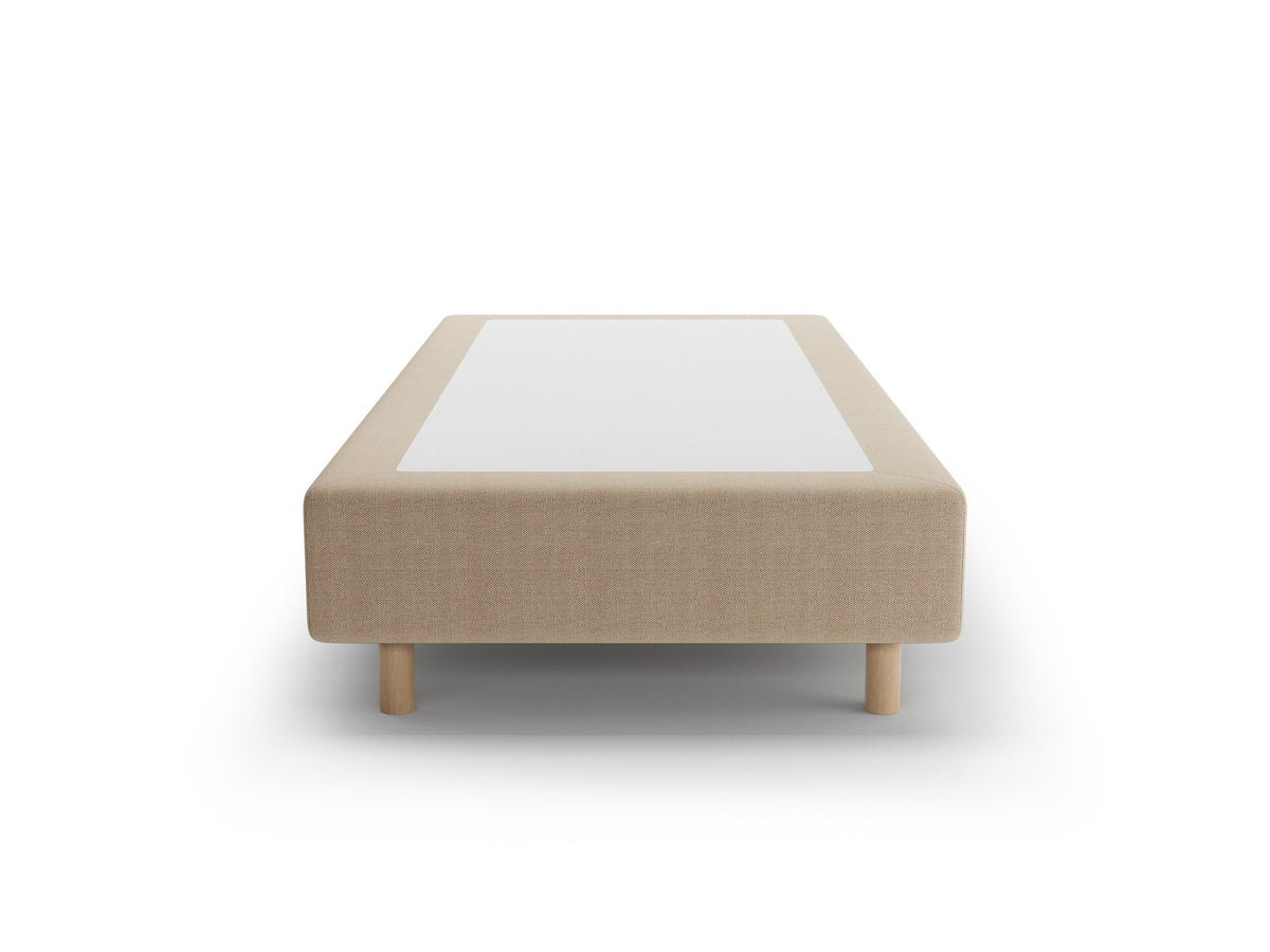 Bettgestell Whale von Micadoni in leichtem Beige, Chenille-Stoff mit 3D-Struktur, Beine aus natürlichem Buchenholz, kopfteillose Form.