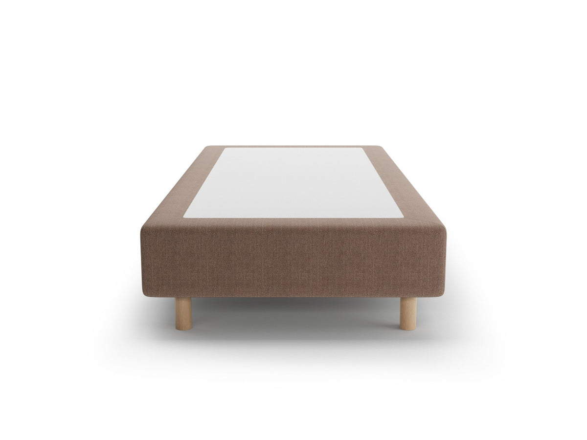 Bettgestell Whale von Micadoni in leichtem Beige, Chenille-Stoff mit 3D-Struktur, Beine aus natürlichem Buchenholz, kopfteillose Form.