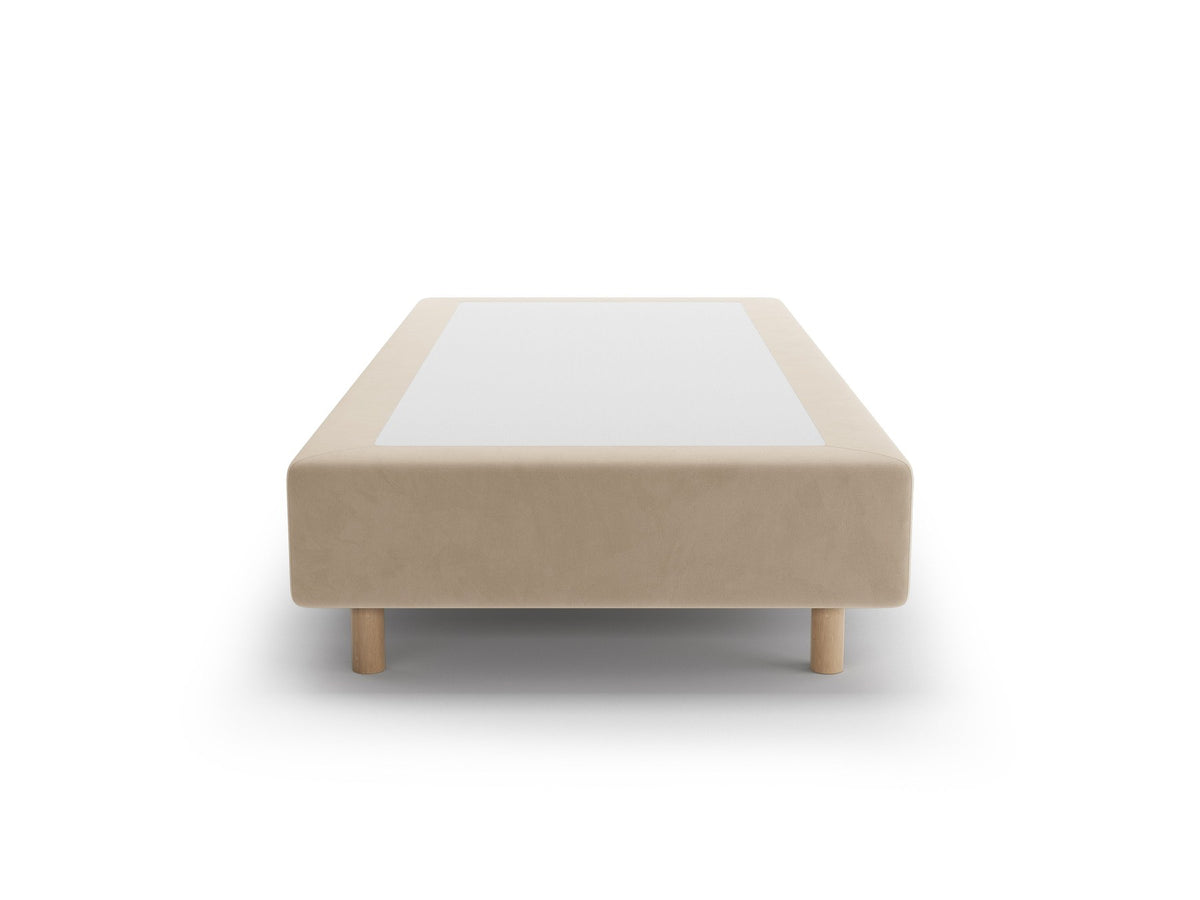 Bettgestell Whale von Micadoni in leichtem Beige, Chenille-Stoff mit 3D-Struktur, Beine aus natürlichem Buchenholz, kopfteillose Form.