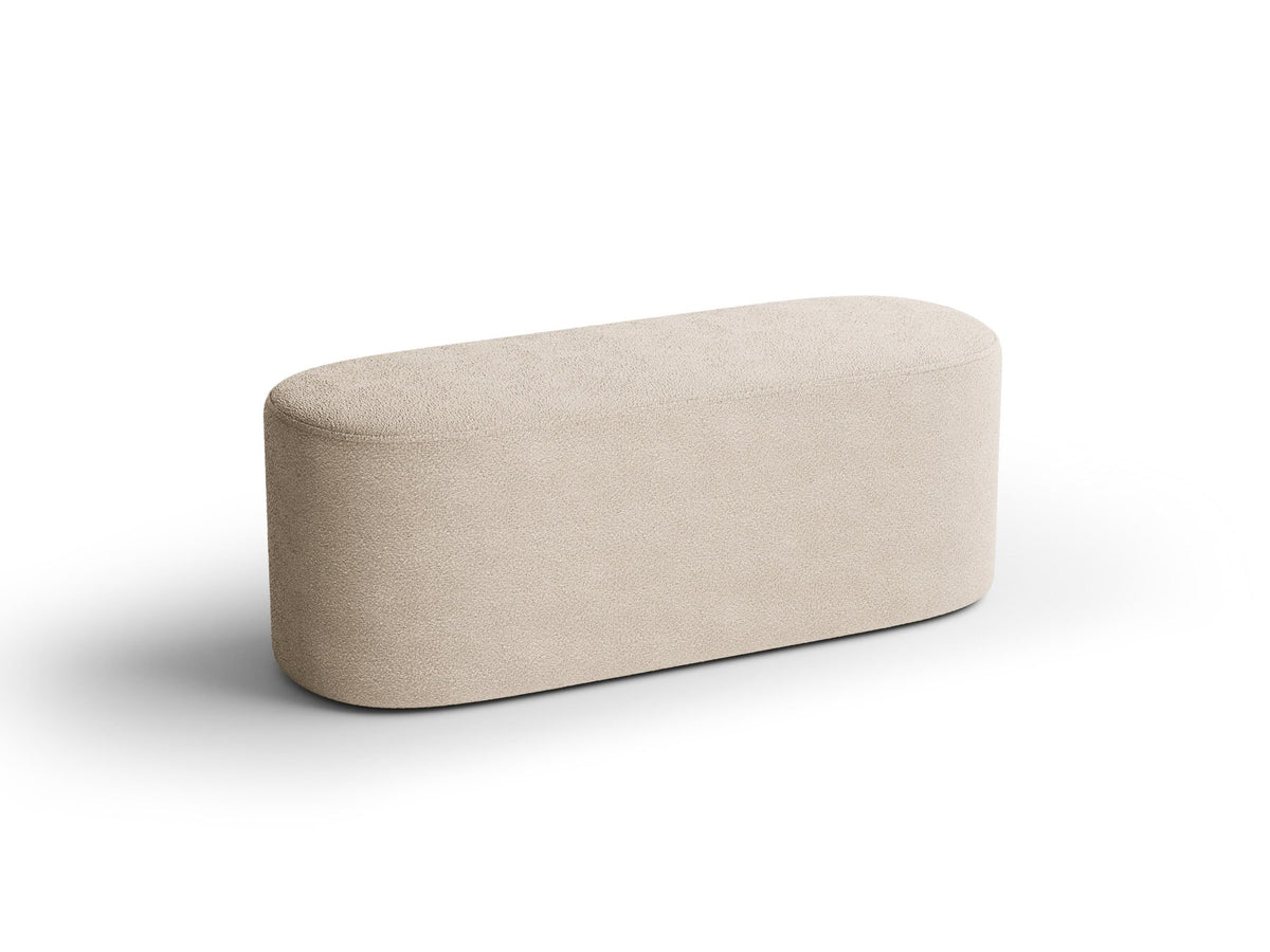 Weisse Sitzbank Dia von Micadoni mit gepolstertem Bouclé-Bezug, schwarzen Kunststoffbeinen und kompaktem, rechteckigem Design.