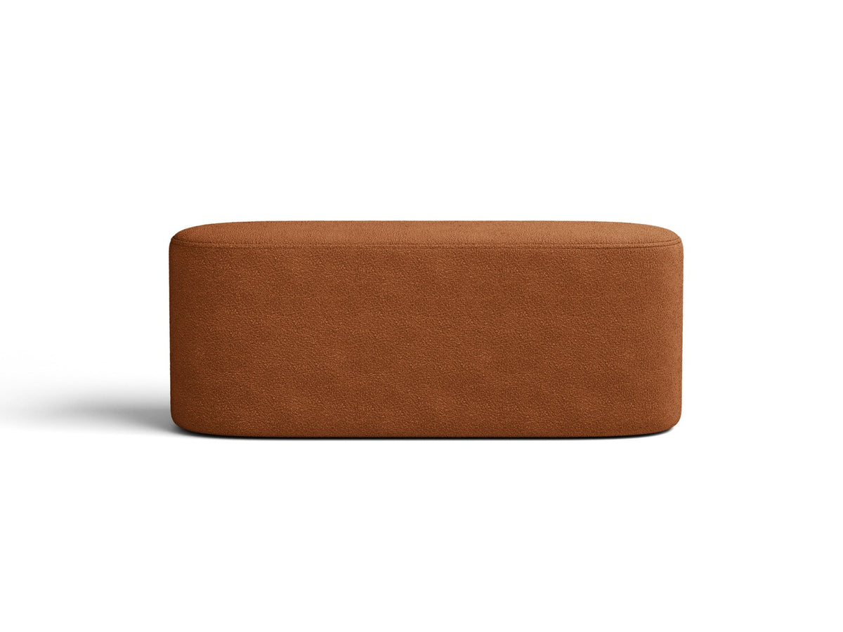 Weisse Sitzbank Dia von Micadoni mit gepolstertem Bouclé-Bezug, schwarzen Kunststoffbeinen und kompaktem, rechteckigem Design.